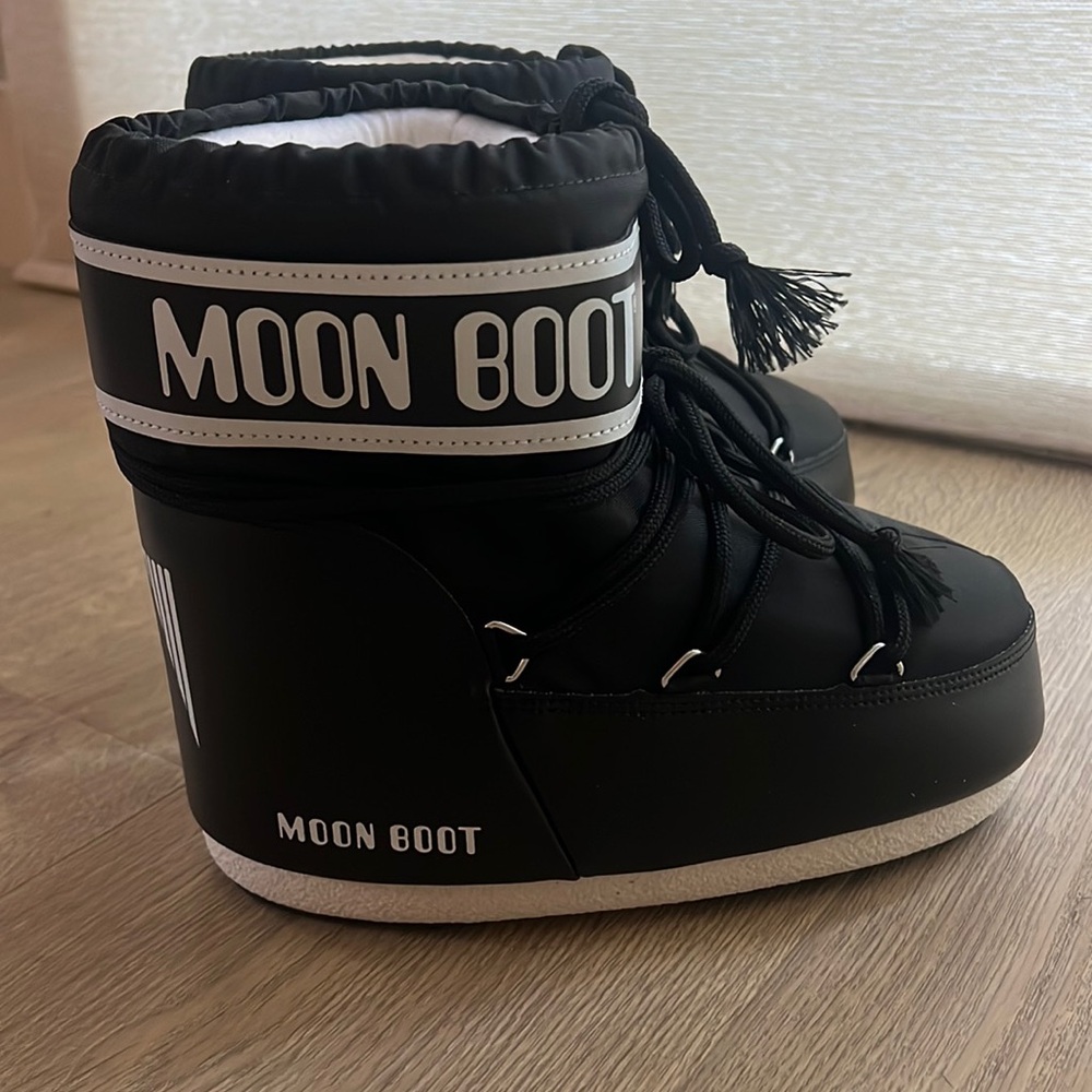 Never worn moon boots. Bought on revolve and didn’t wear! Brand new!